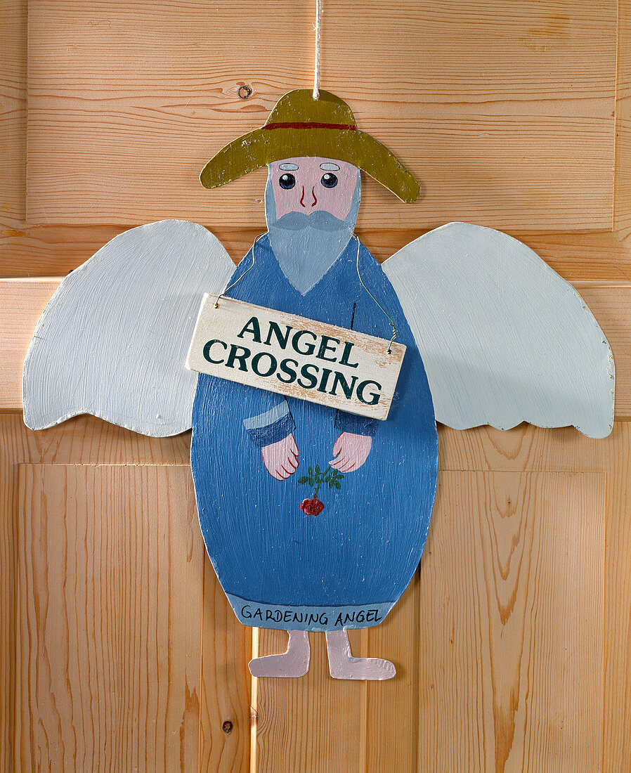 Tin garden angel 'Angel Crossing'
