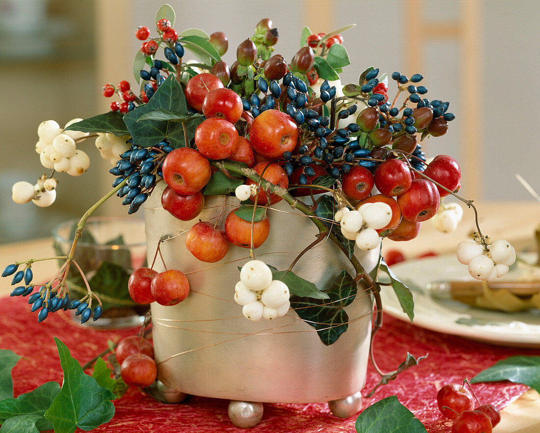 Vase mit Malus (Zieräpfel), Symphoricarpos (Schneebeere)