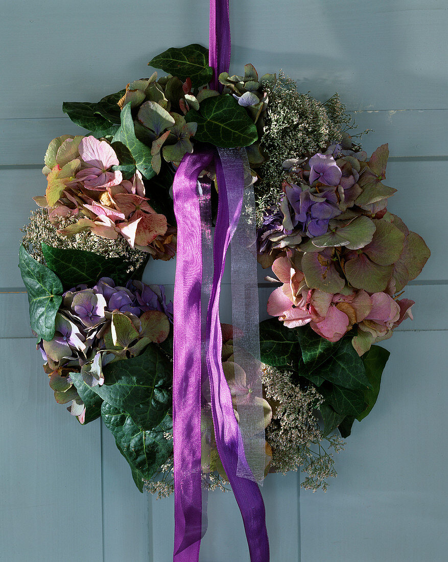 Türkranz aus Hydrangea macrophylla (Hortensie), Hedera (Efeu), Limonium (Strand)