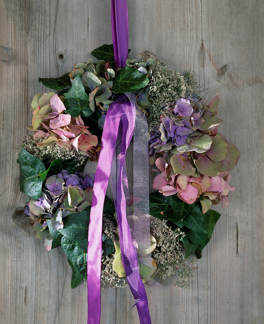 Türkranz aus Hydrangea macrophylla (Hortensie), Hedera (Efeu), Limonium (Strandflieder)