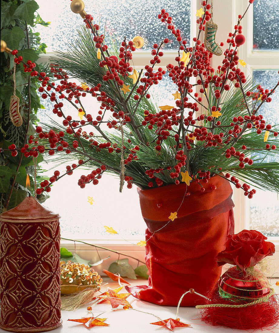 Ilex branches (holly), Pinus (silk pine branches)