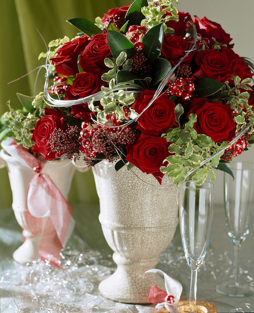 Silvesterstrauß mit roten Rosen, Skimmia (Skimmie)
