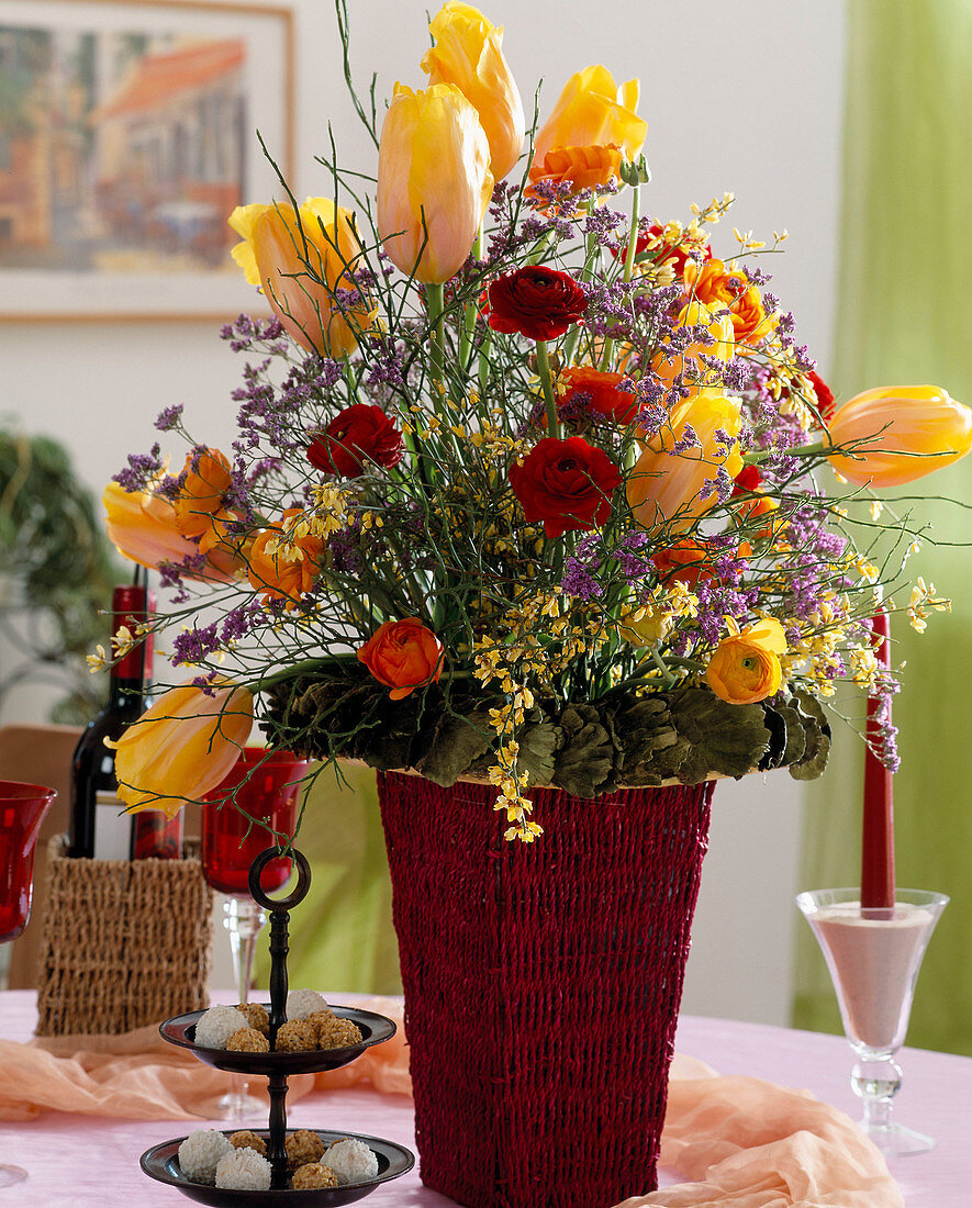 Üppiger Strauß mit Tulpen und Ranunkeln