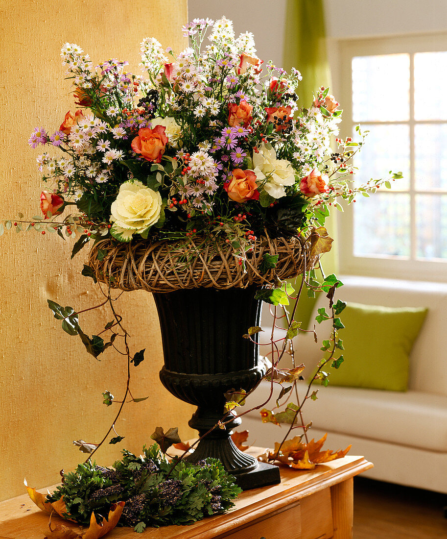 Autumn bouquet in Eisenamphore with roses and asters