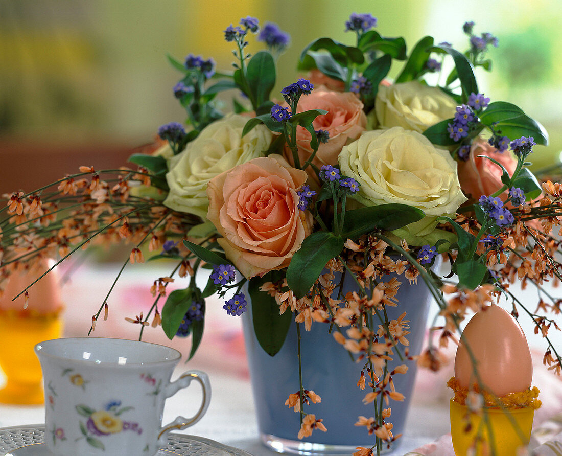 Frühlingsstrauß mit Rosen und Ginster