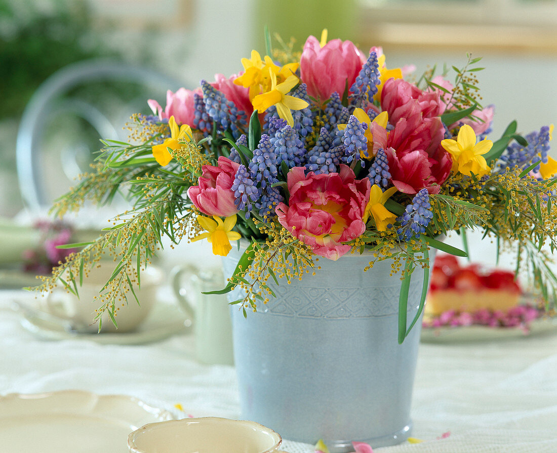 Frühlingstrauß mit Tulipa (Tulpen), Muscari (Traubenhyazinthen)