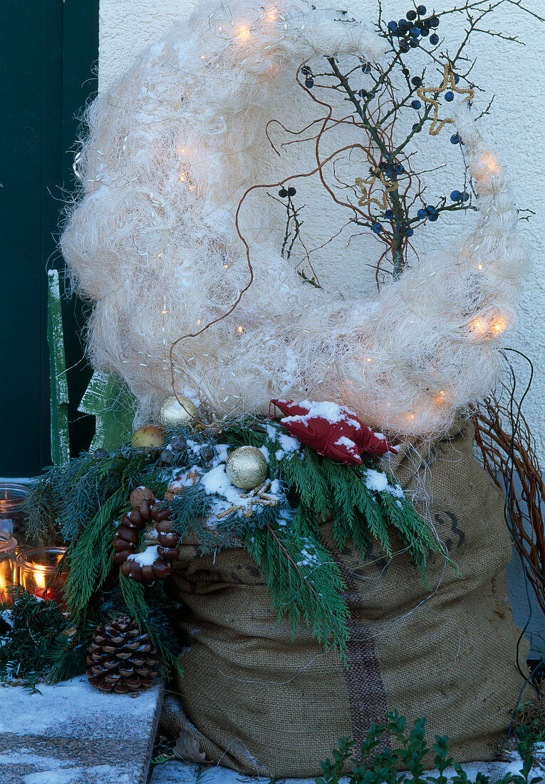 Weihnachtliche Dekoration: Hopfensack mit Zapfen gefüllt