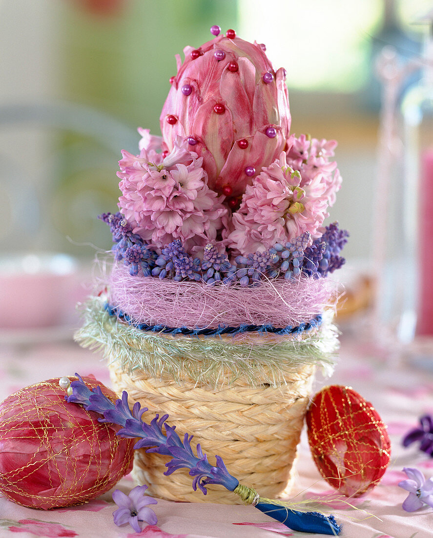 Styrofoam with tulip leaves and pins, Hyacinthus