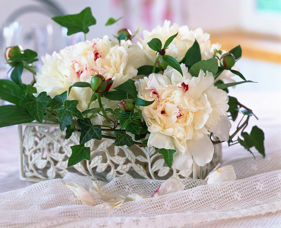 Eisentablett; Vase mit Paeonia (Pfingstrosen)