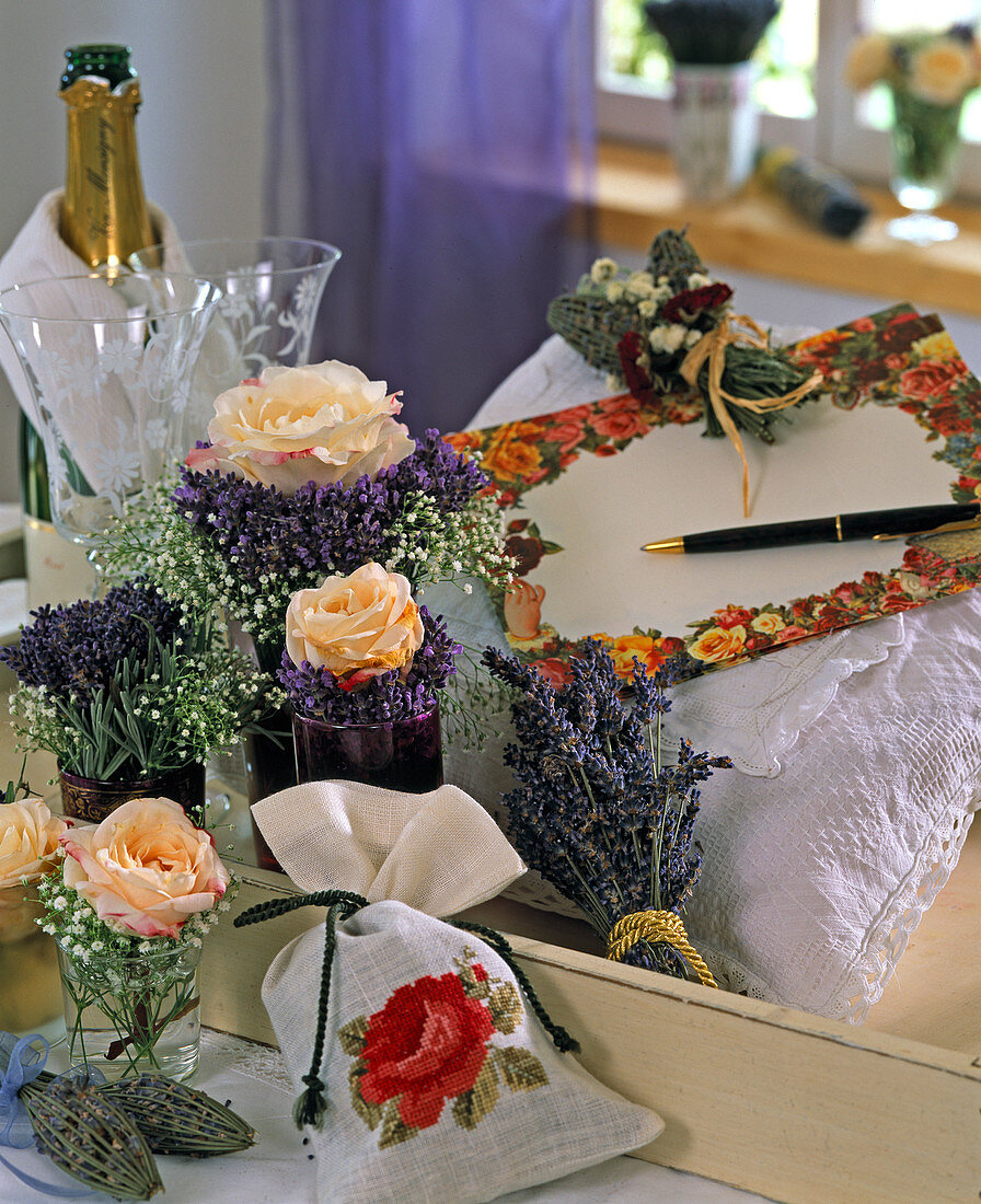 Lavandula (Lavendel), Rosenblüten, Gypsophila (Schleierkraut)