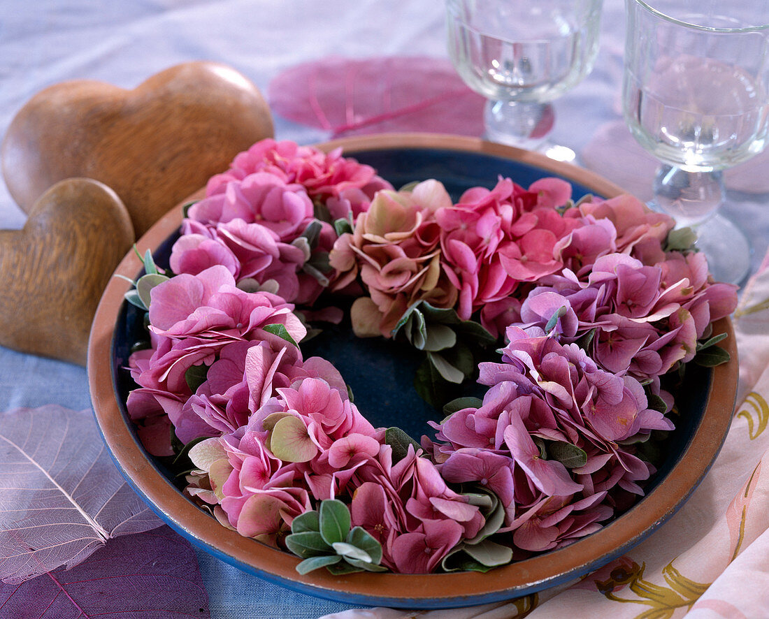 Wire heart wrapped in hydrangea (hydrangea)