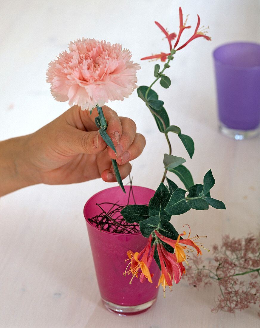 Bunte Gläser gesteckt mit Dianthus (2/3)