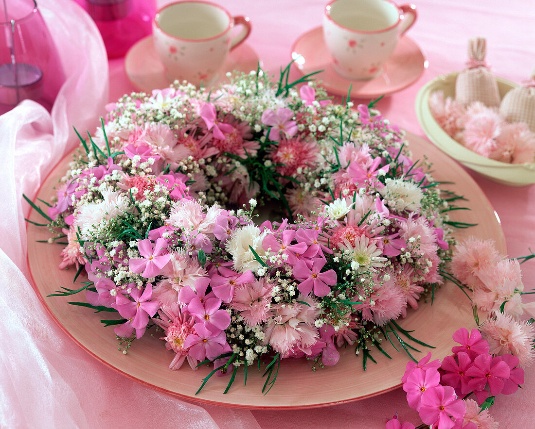 Wreath of phlox (flame flowers), dianthus caesius (carnation)