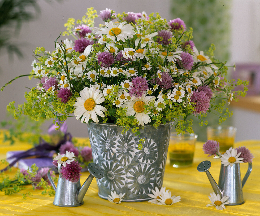 Argyranthemum (marguerite) bouquet, Anthemis arvensis)