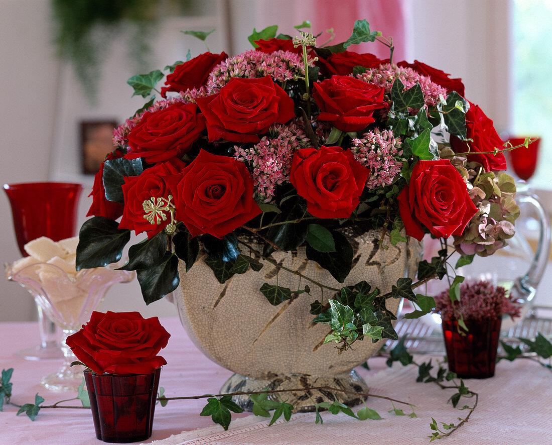 Runder Strauß aus Rosa (Rosen), Sedum (Fetthenne) und Hedera (Efeu)