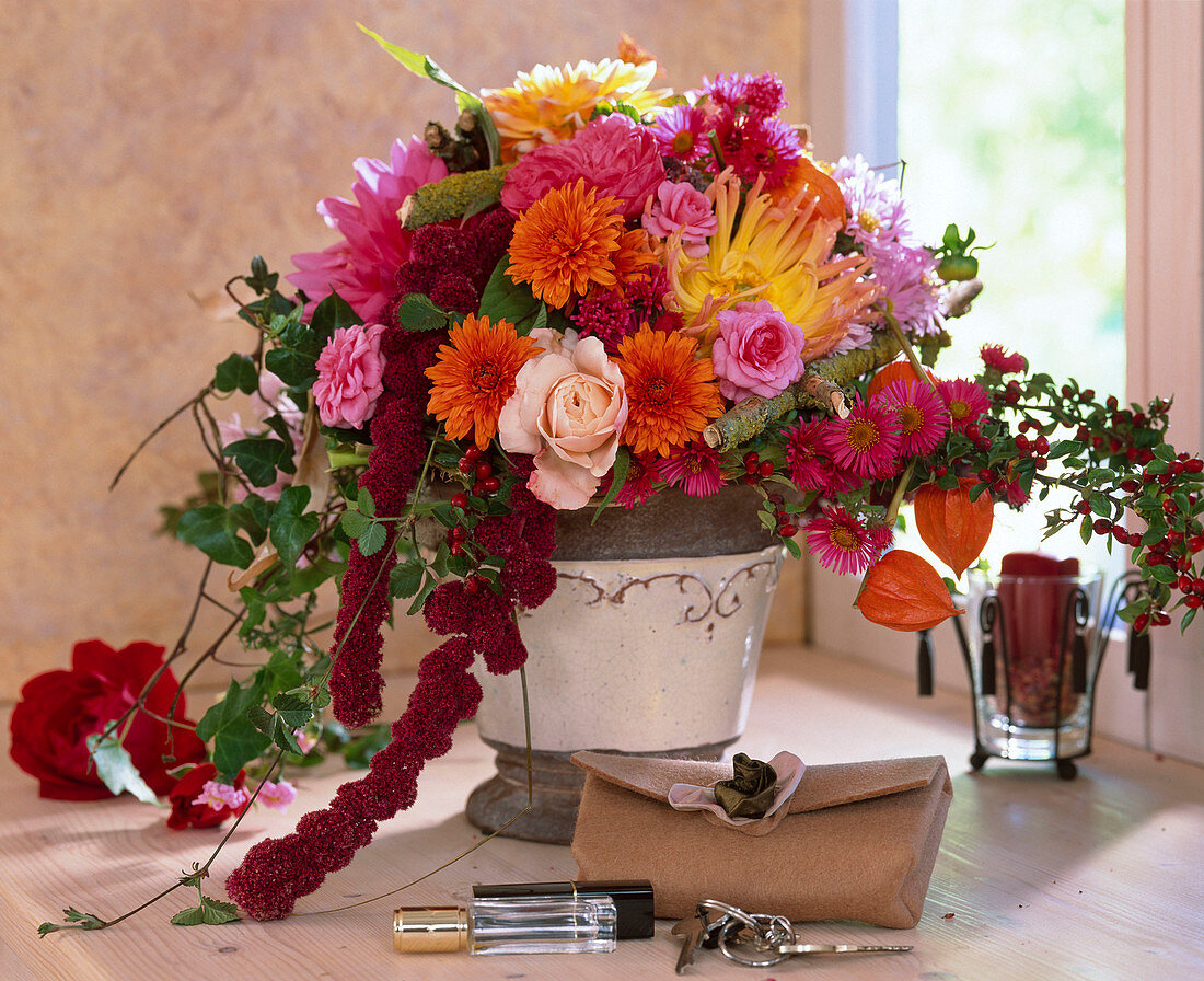 Dahlia (Dahlien), Calendula (Ringelblume), Rosa (Rose)