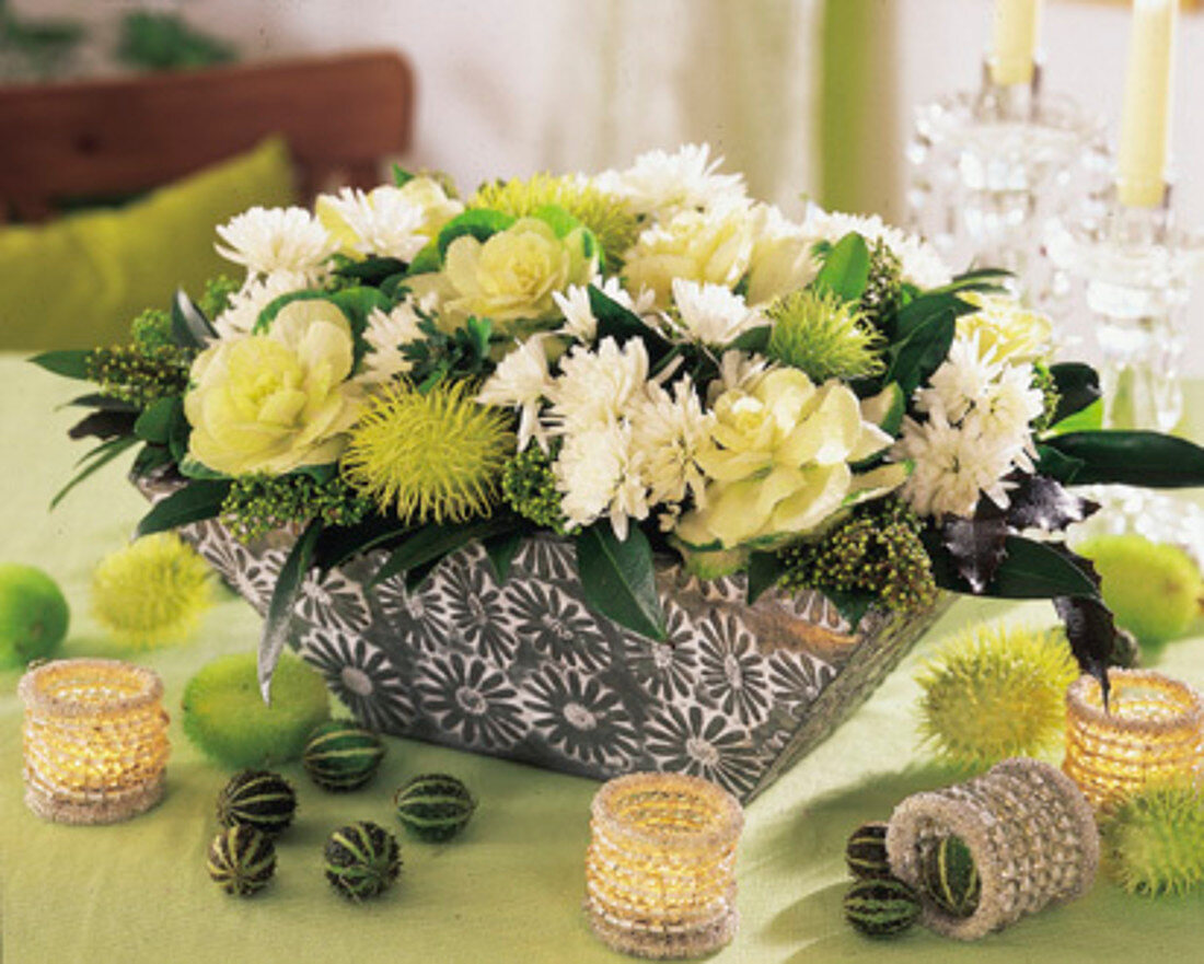 Gesteck aus Chrysanthemen und Zierkohl