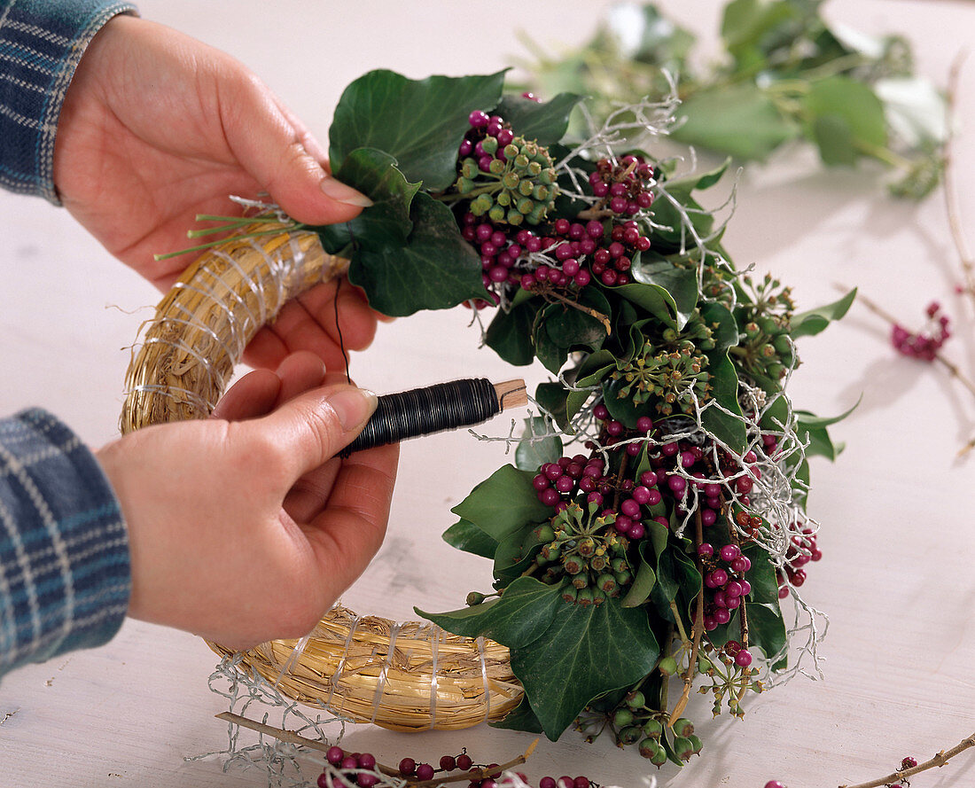 Make a autumn wreath