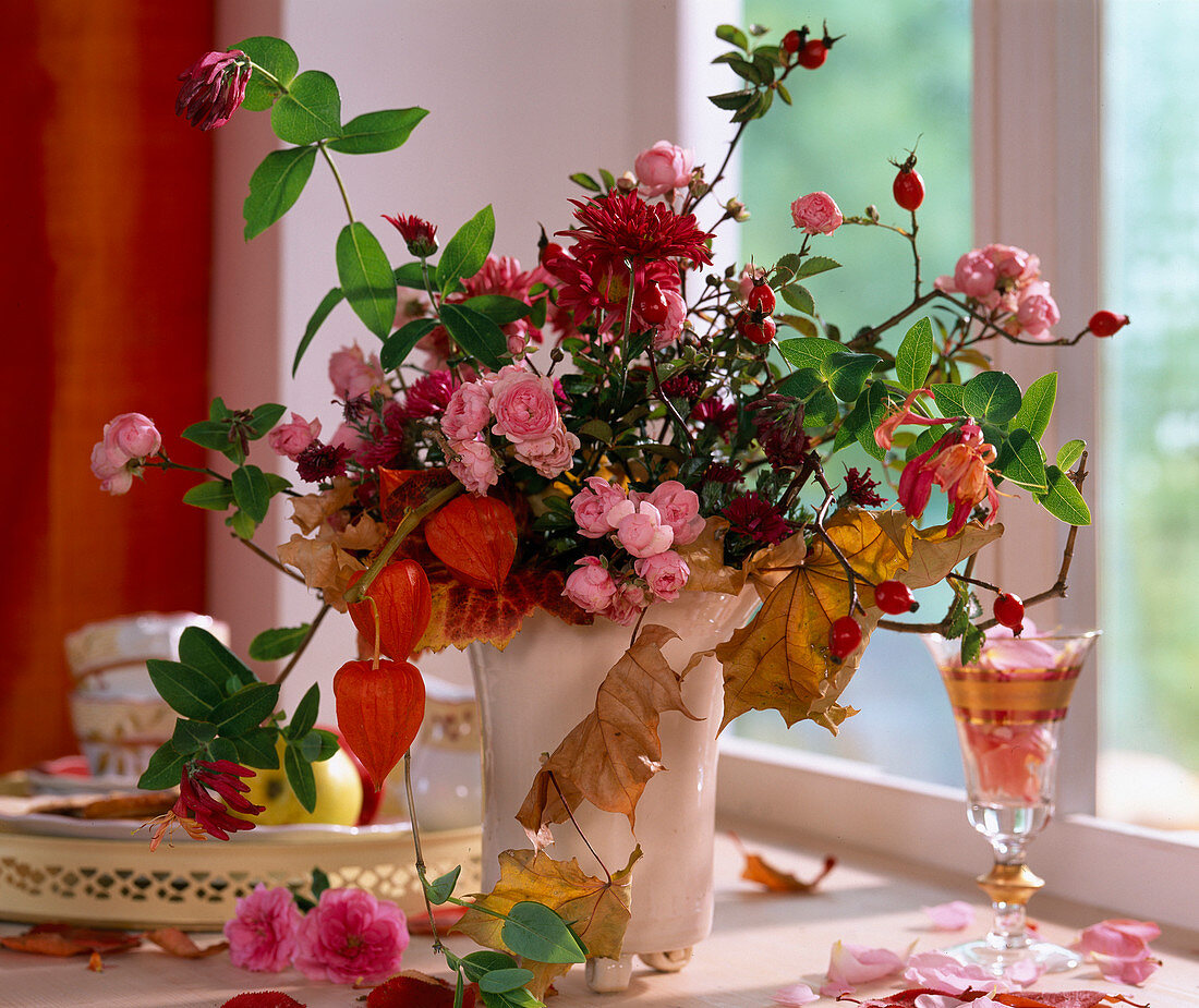Rosa (Rosen und Hagebutten), Chrysanthemum, Lonicera (Jelängerjelieber), Physalis