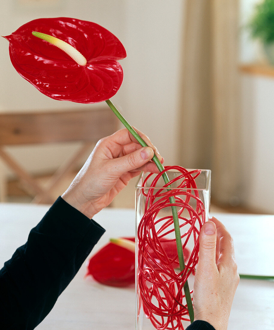 Filling a vase with coloured clothesline (2/3)