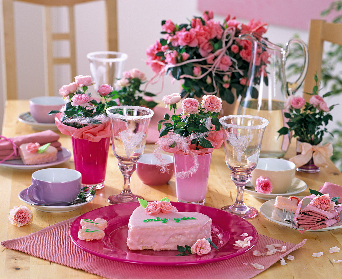 Herztorte mit rosa Zuckerguß, Rosa chinensis / Topfröschen