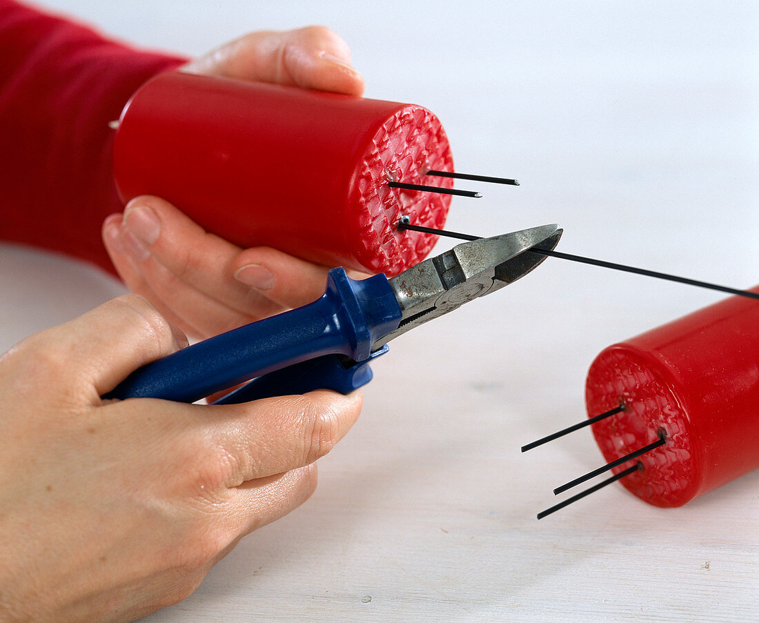 Fix candles on Advent wreath (3/4), cut wires to length