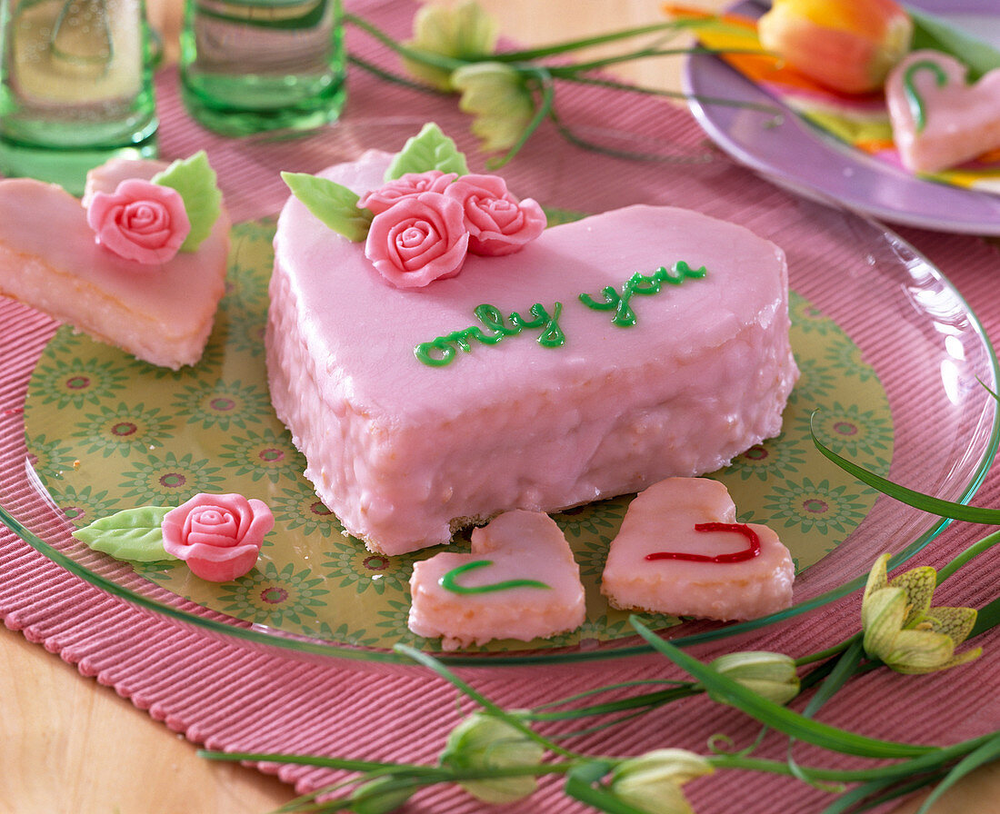 Hearts with pink frosting and marzipan roses, Fritillaria