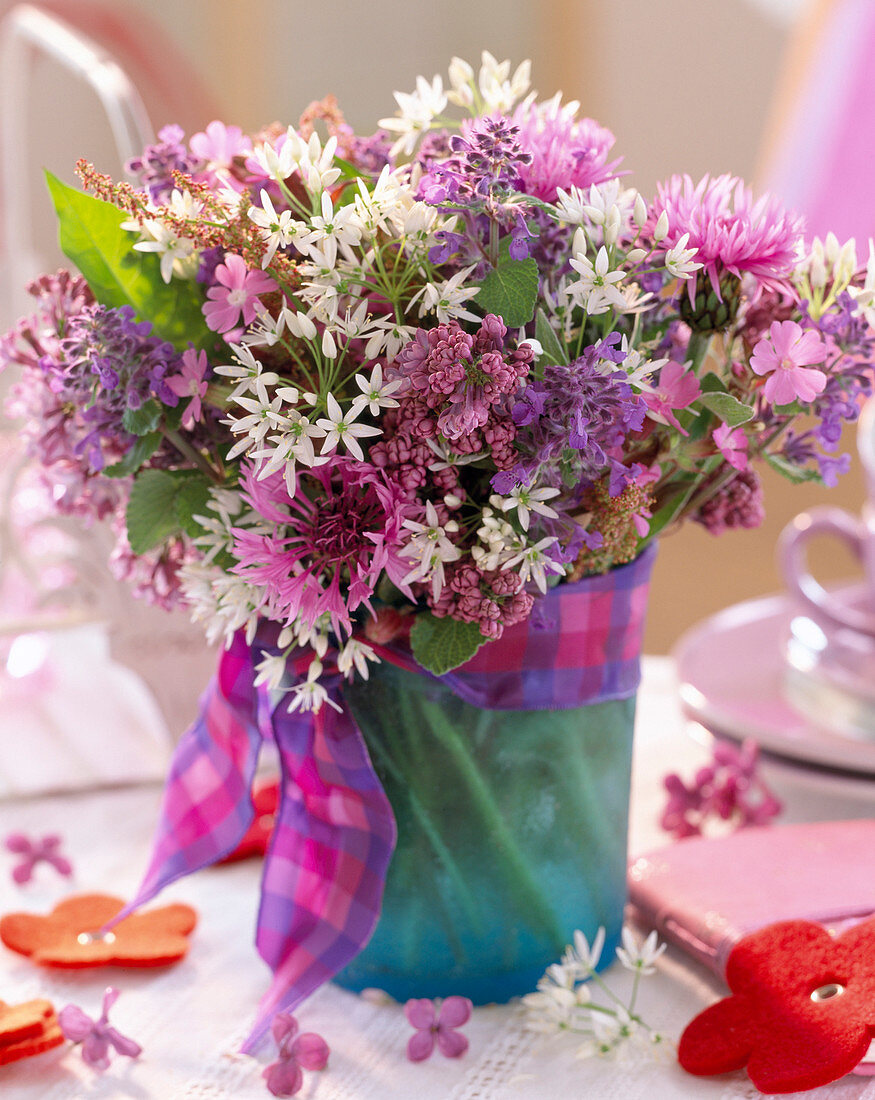 Syringa (Lilac), Allium ursinum (Wild Garlic), Nepeta (Catmint)