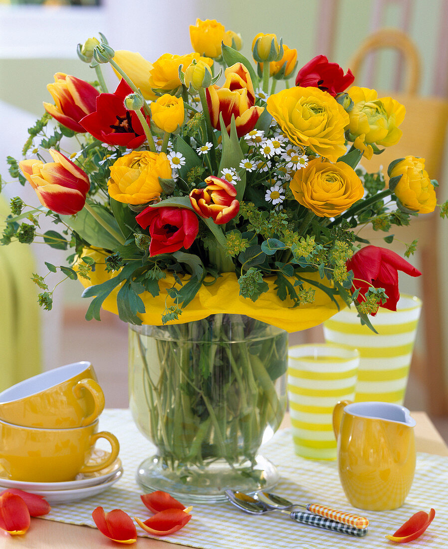 Ranunculus (ranunculus), Tulipa (tulips), Matricaria (camomile)