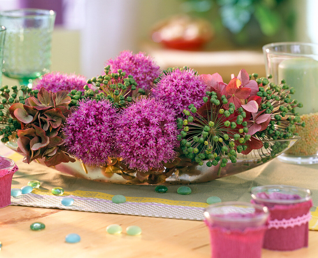 Glasschale mit Allium giganteum / Riesenlauch und Fruchtständen