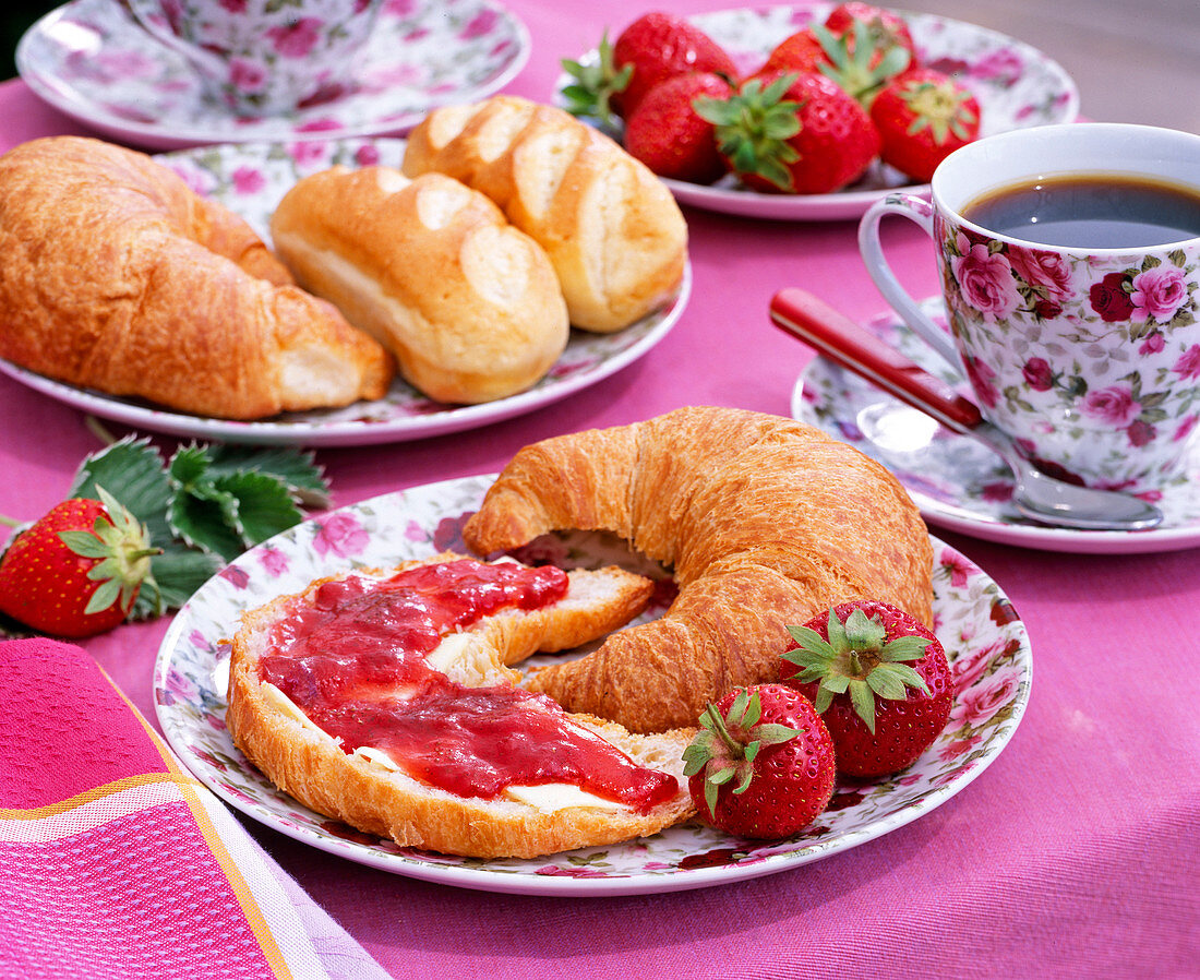 Fragaria / Erdbeeren, Croissant mit Erdbeermarmelade, Rosengeschirr