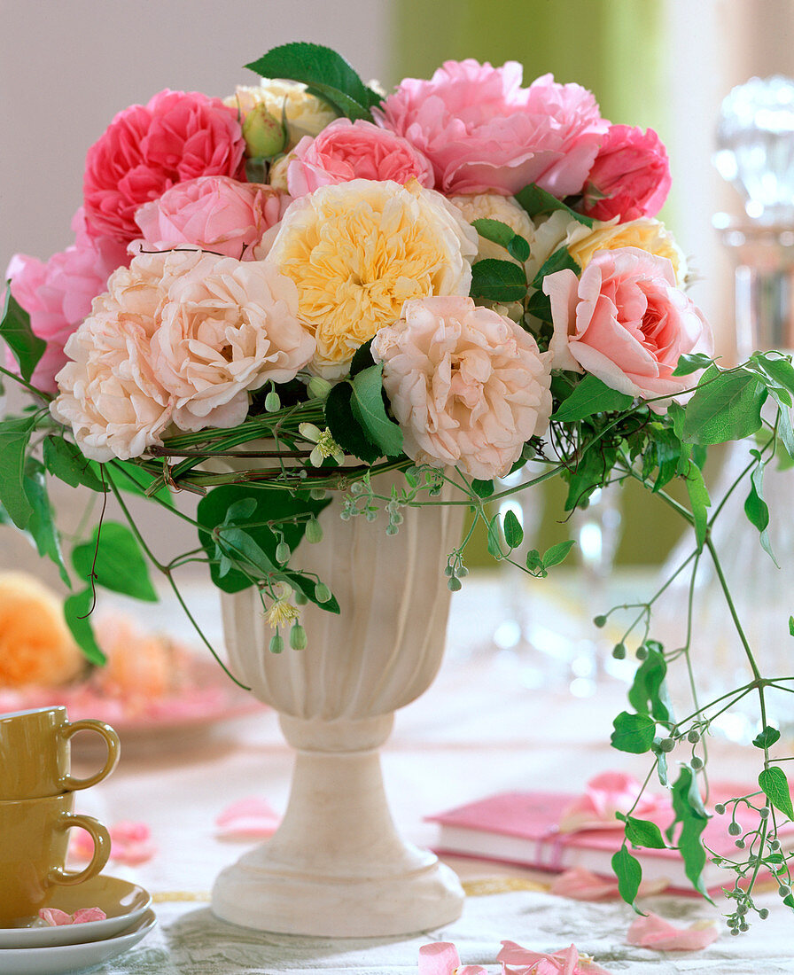 Rosa (Strauß aus verschiedenen Rosen), Clematis (Waldrebe)