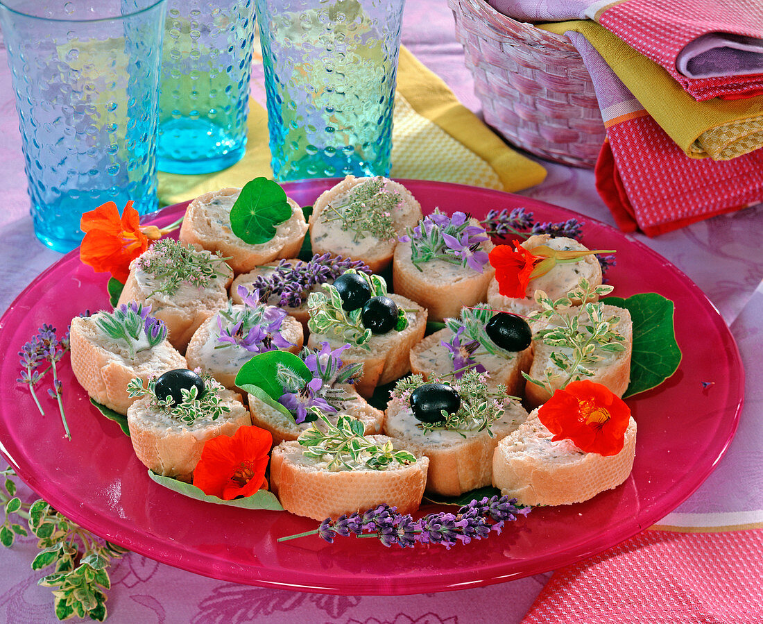 Baguette slices with edible flowers