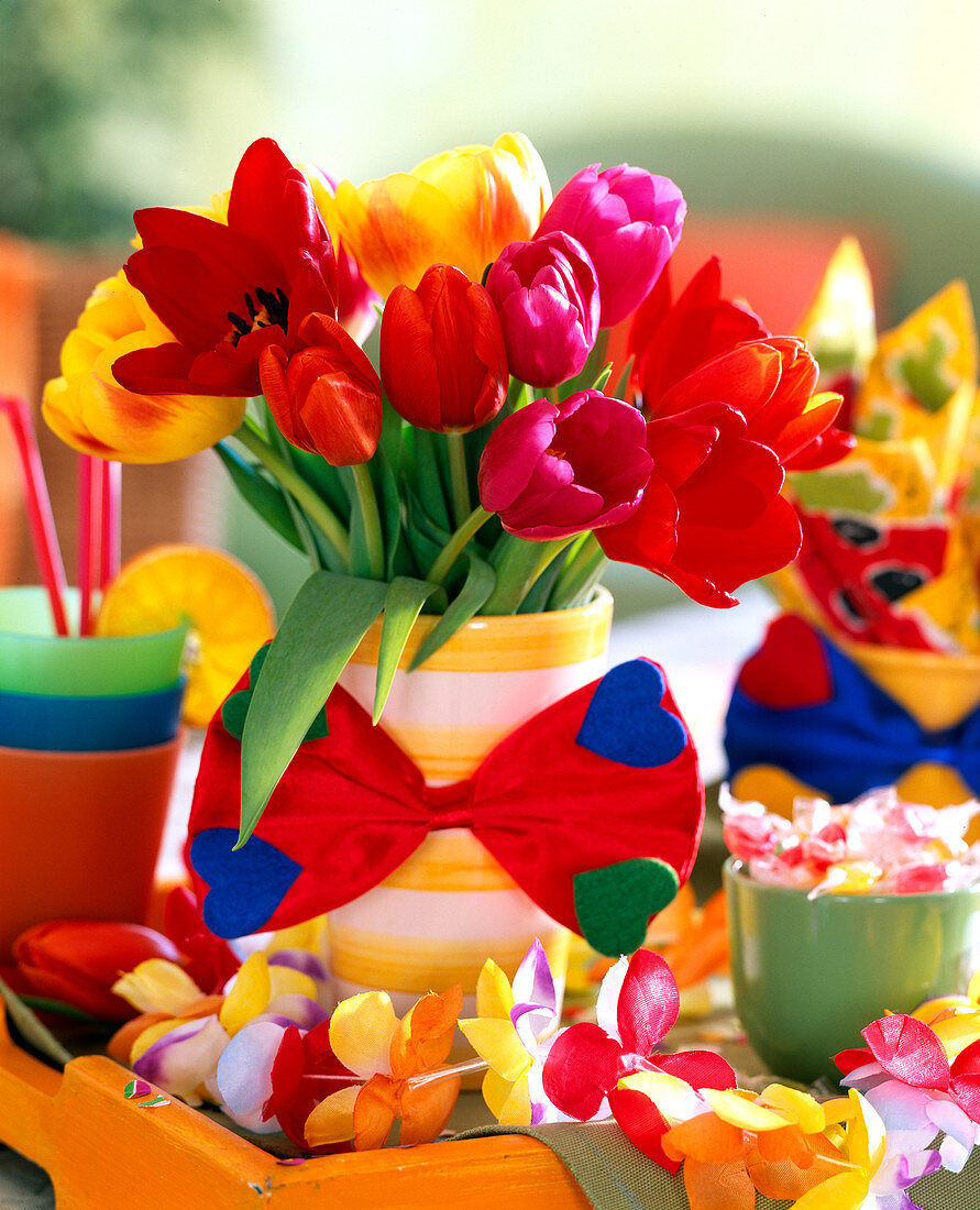 Tulipa (tulip), bouquet with clown fly