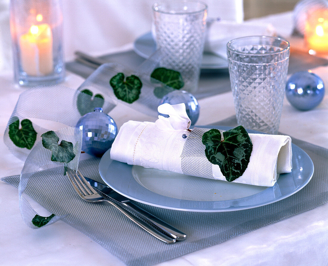 Cyclamen (cyclamen leaves) as table and napkin decoration on strips