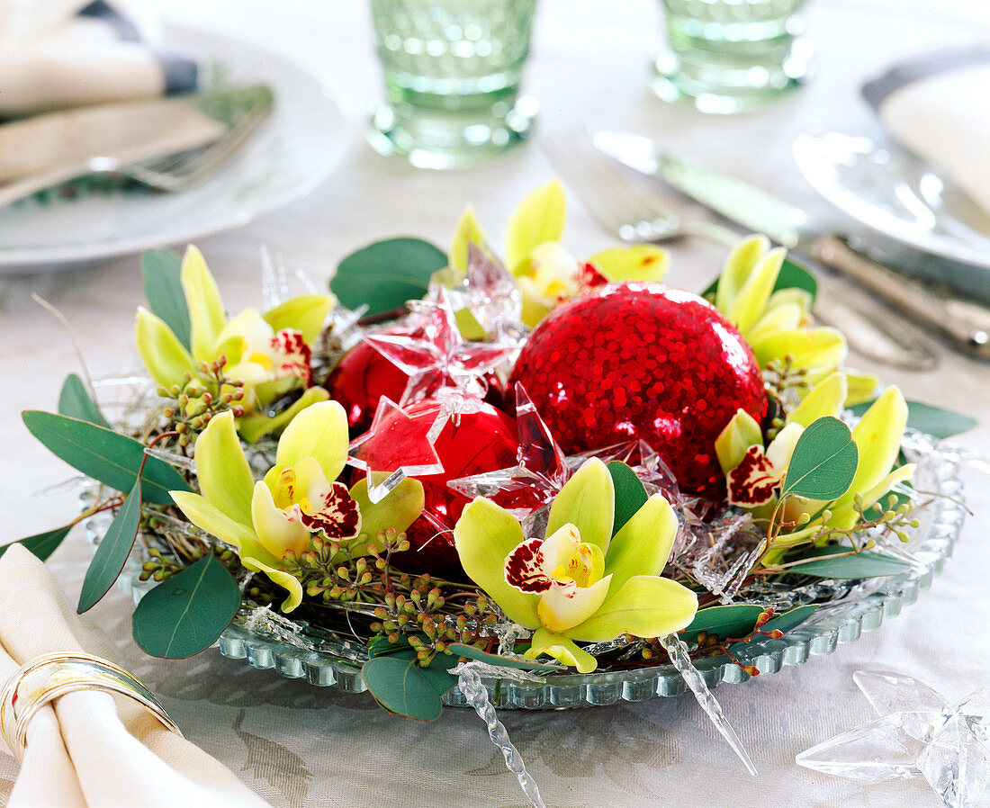 Cymbidium (Orchideen), Eucalyptus, rote Kugeln, Kristallsterne und Eiszapfen