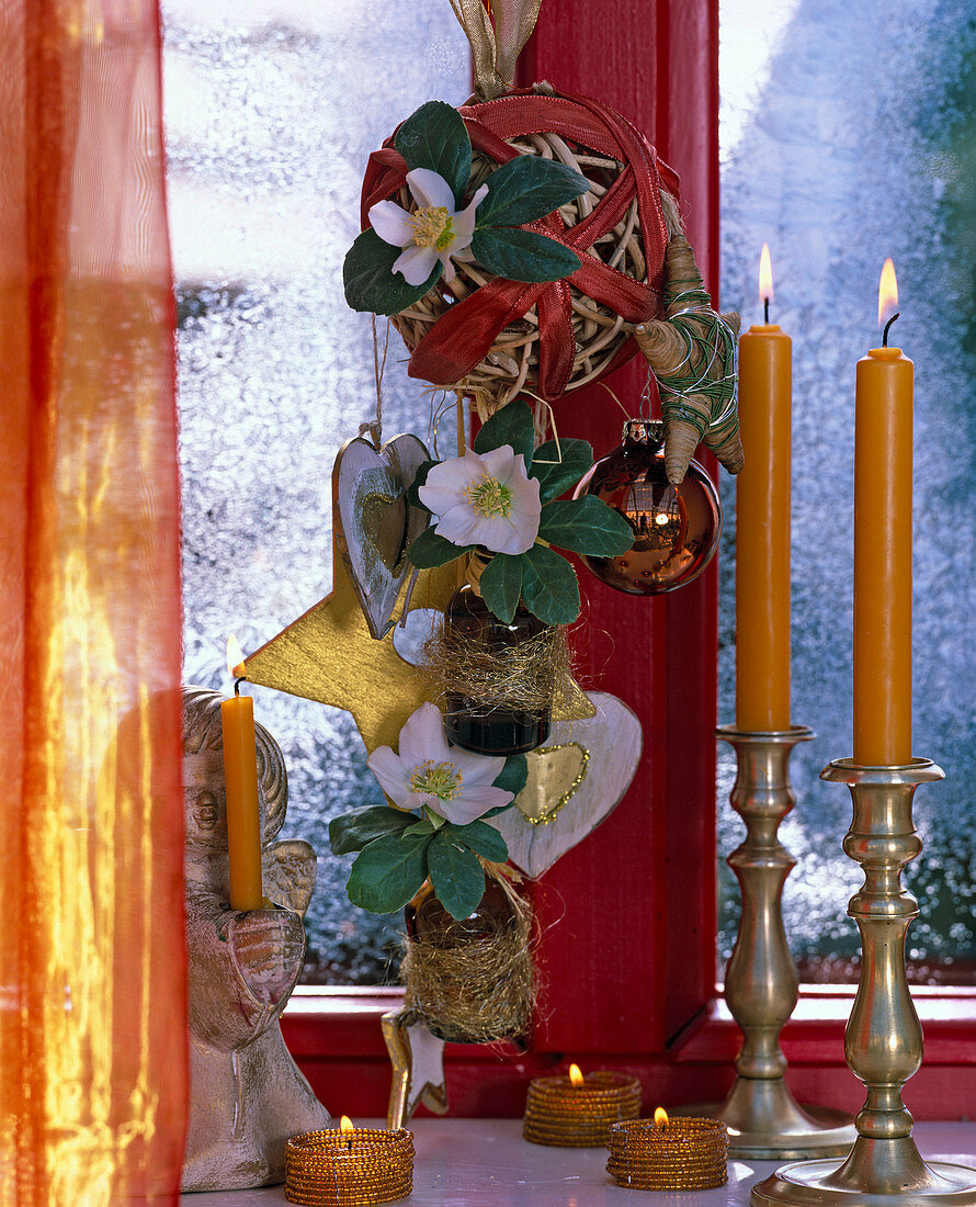 Weihnachtliche Fensterdeko: Braune Flaschen an Weidenkugel gehängt, mit goldenem E