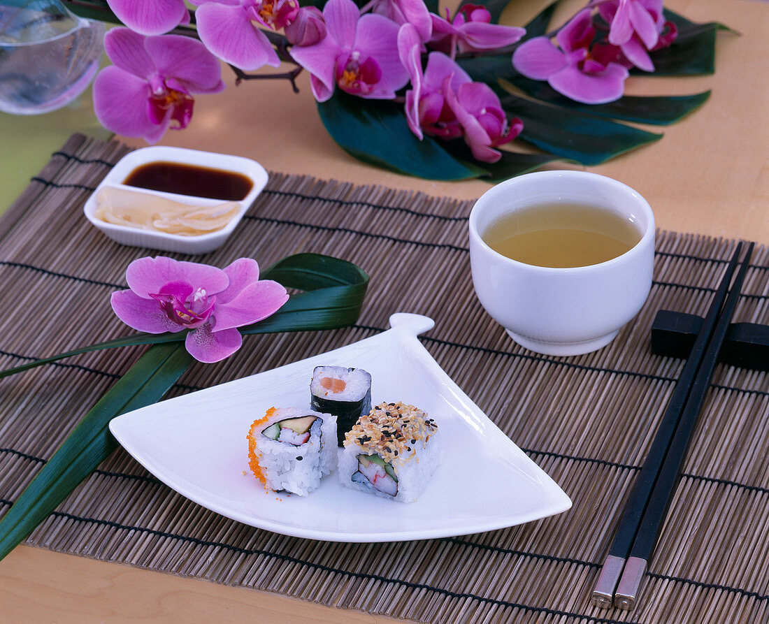 Tischset mit Sushi und Stäbchen