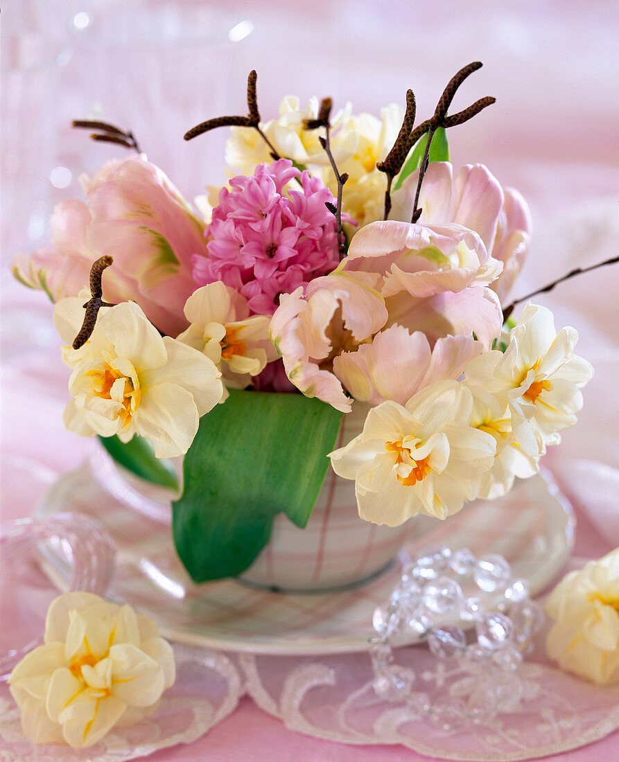 Narcissus 'Bridal Crown' (daffodil), Hyacinthus (pink hyacinth)