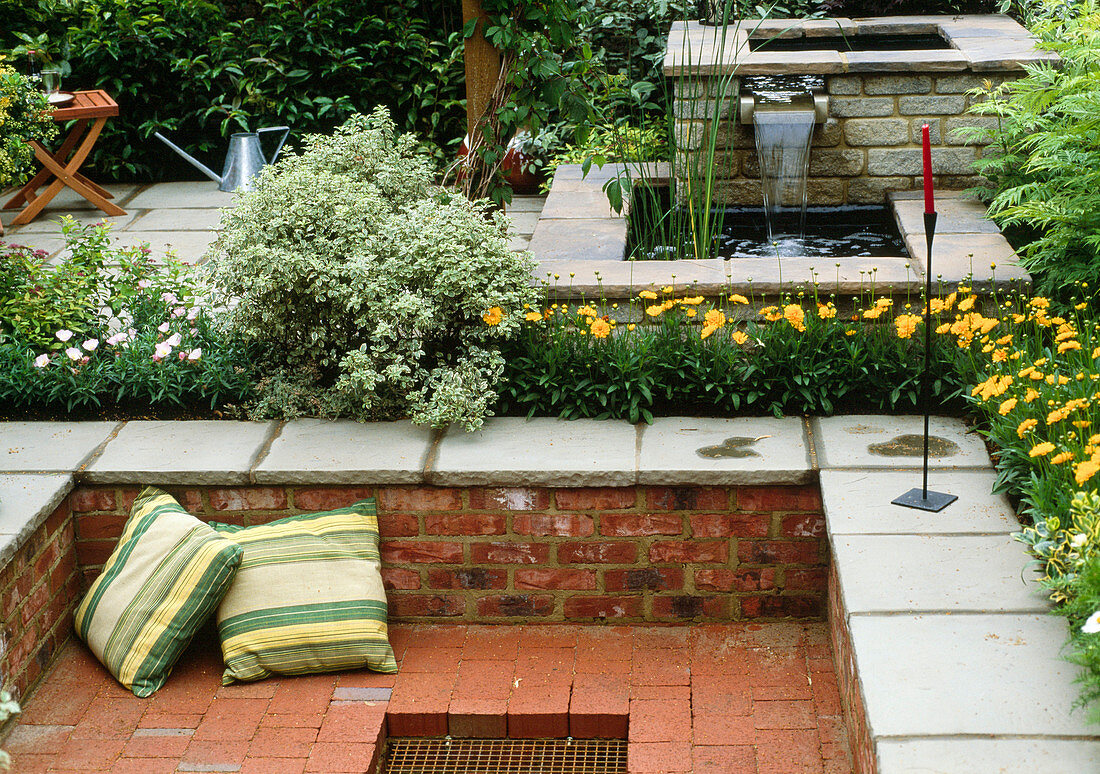 Fire pit in the sunken seat, Euonymus (Spindelstrauch)