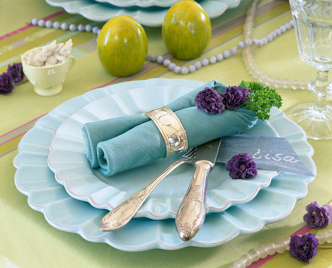 Stuffed primrose 'Miss Indigo' as napkin decoration