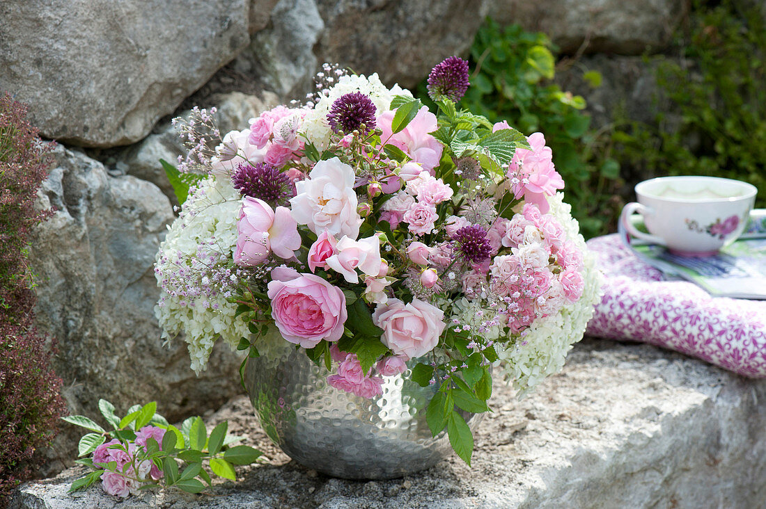 Strauss aus Rosa (Rosen), Allium (Zierlauch), Hydrangea (Hortensien