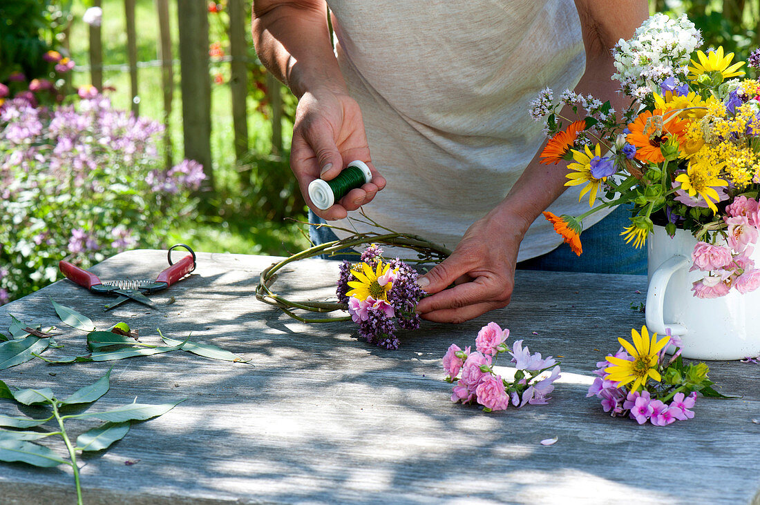 Kranz aus bunten Sommerblumen binden