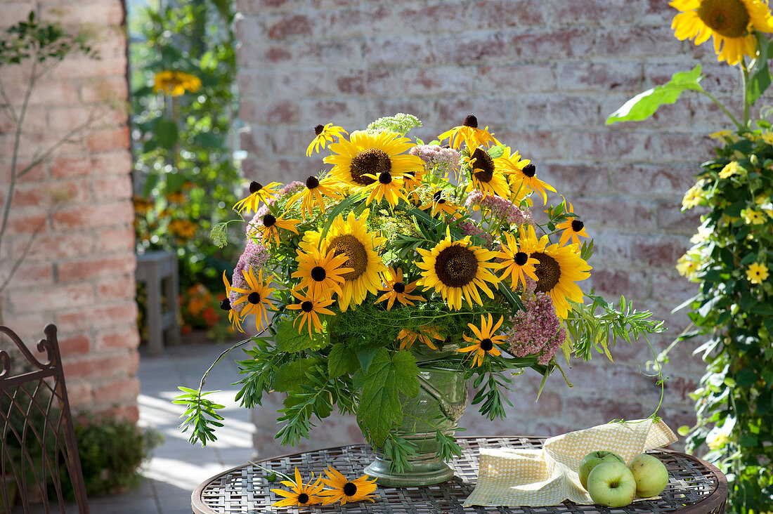 Gelber Strauss aus Helianthus annuus (Sonnenblumen), Rudbeckia