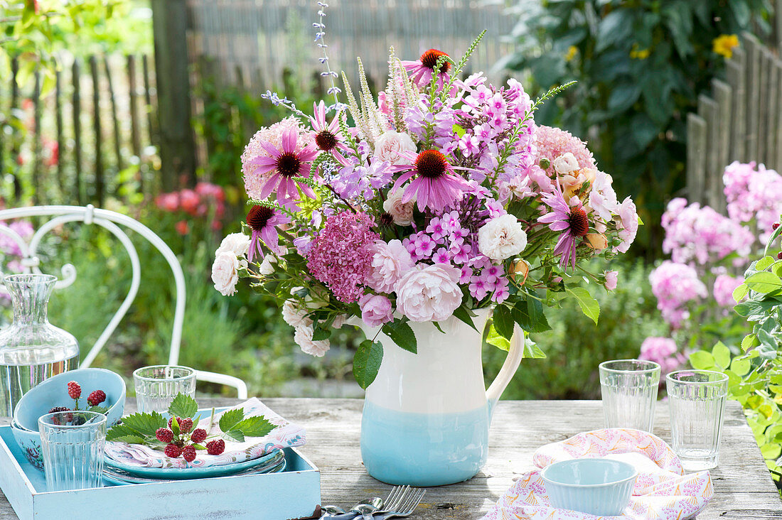 Bauerngartenstrauss in Kanne : Phlox (Flammenblumen), Echinacea