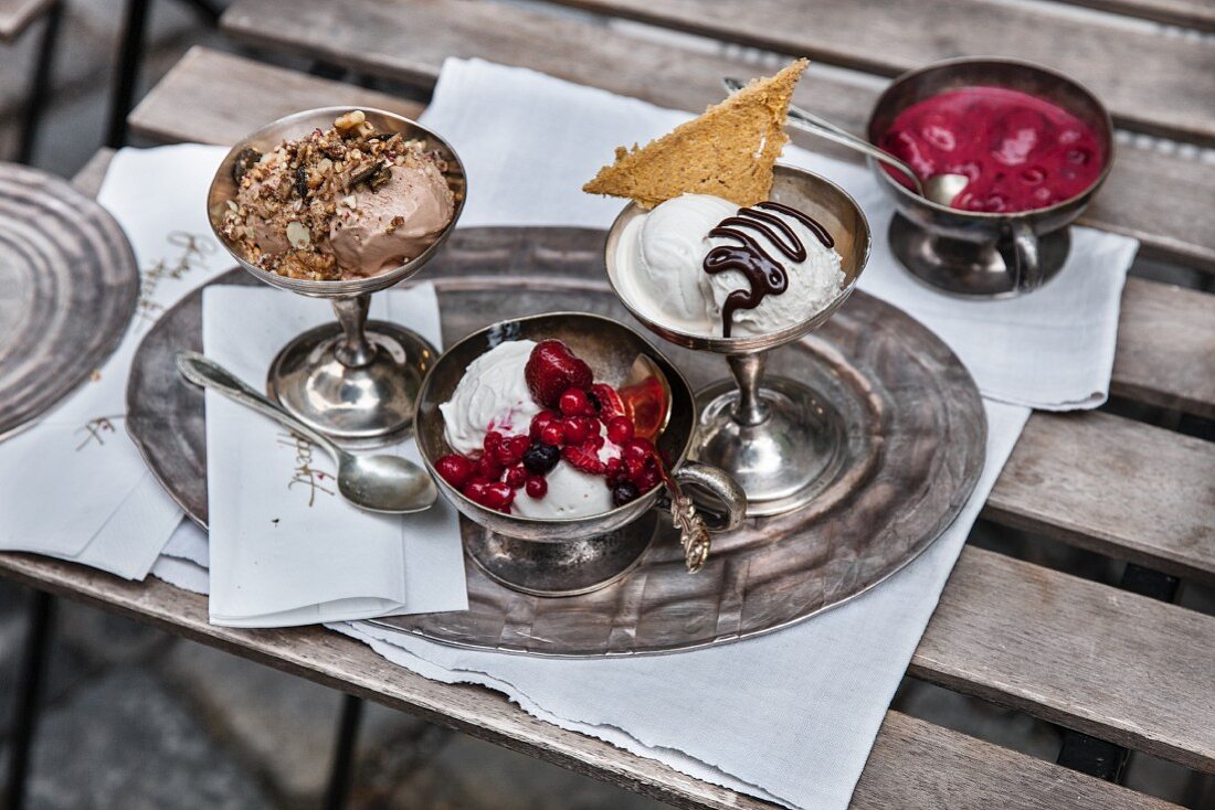 Vegane Eisbecher mit Schokoladen- und Vanilleeis und Beeren