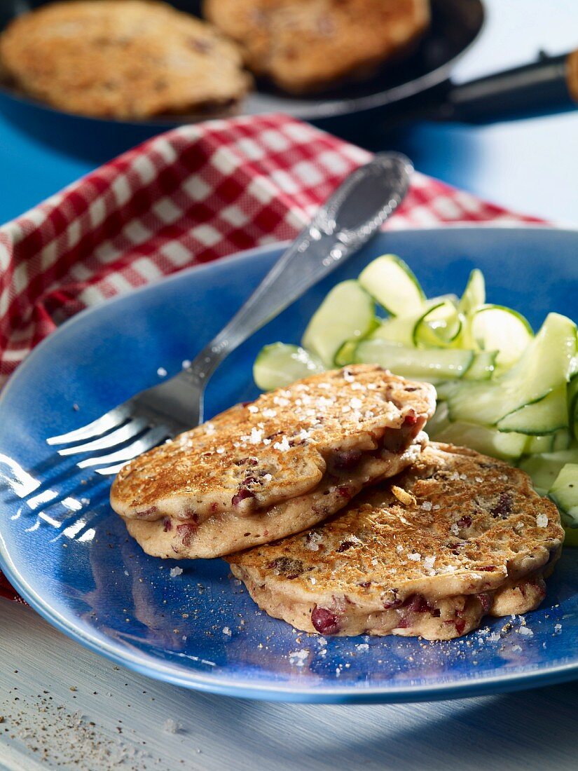 Bohnenbuletten mit Gurkensalat