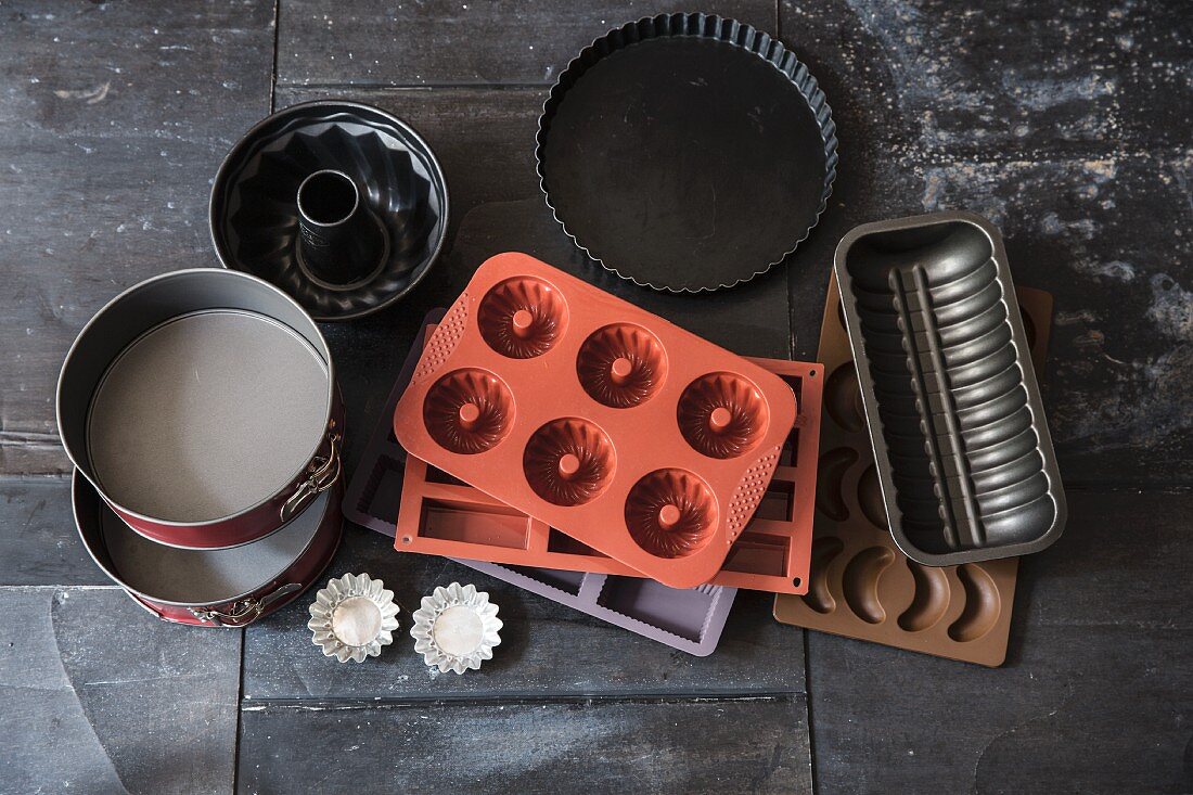Metal and silicone baking trays and tins