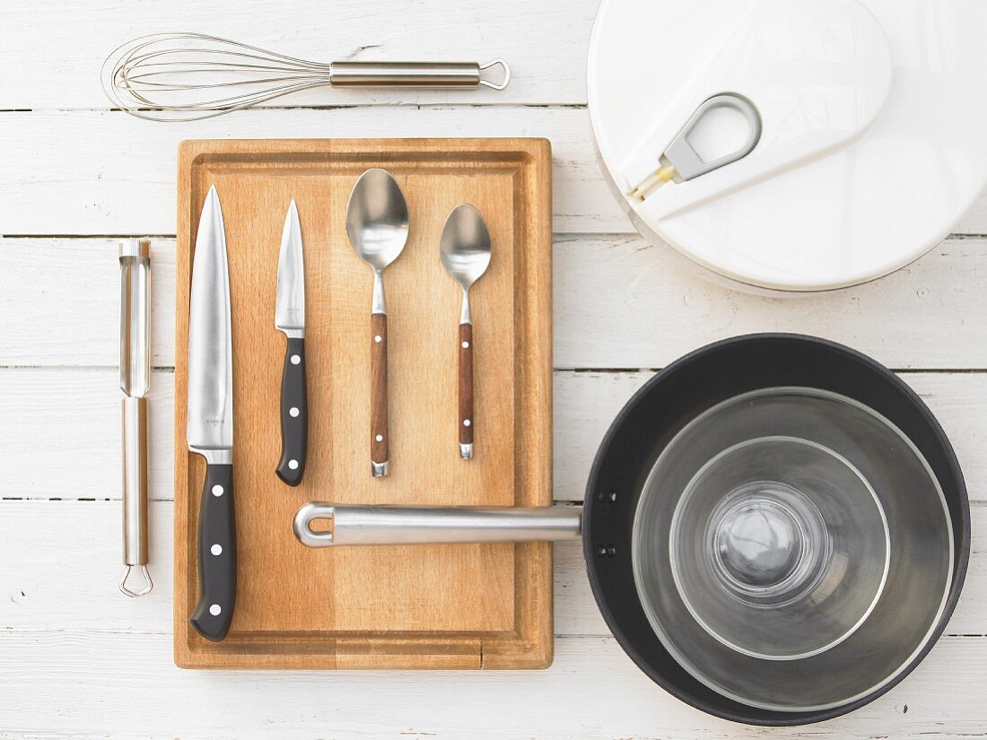 Kitchen utensils for making salad