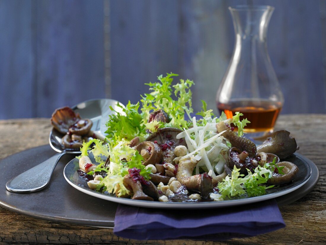 Leaf salad with grilled mushrooms, hazelnuts and elderberry juice vinaigrette